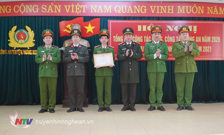 Trao thưởng Danh hiệu “ Đơn vị tiên tiến” cho công an huyện Hưng Nguyên