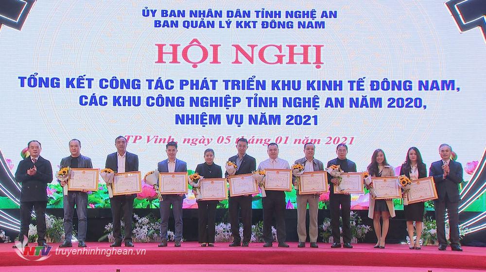 UBND tỉnh tặng Bằng khen cho 10 doanh nghiệp trong KKT Đông Nam có đóng góp nổi bật năm 2020. 