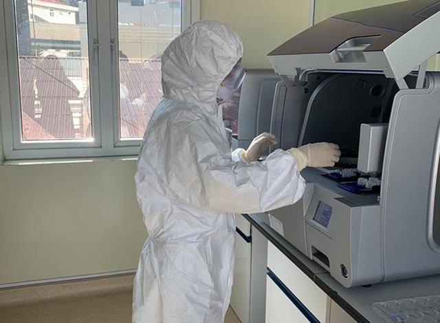 Cán bộ CDC Quảng Ninh thực hiện xét nghiệm SARS - CoV2