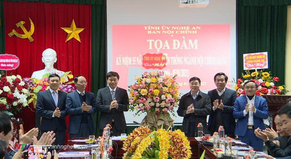 Phó Bí thư Thường trực Tỉnh ủy Nguyễn Văn Thông cùng các đồng chí trong BTV Tỉnh ủy tặng hoa chúc mừng Ban Nội chính nhân kỷ niệm 55 ngày thành lập ngành.