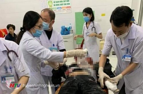 Các bác sĩ tiến hành cấp cứu cho nam học sinh bị thương