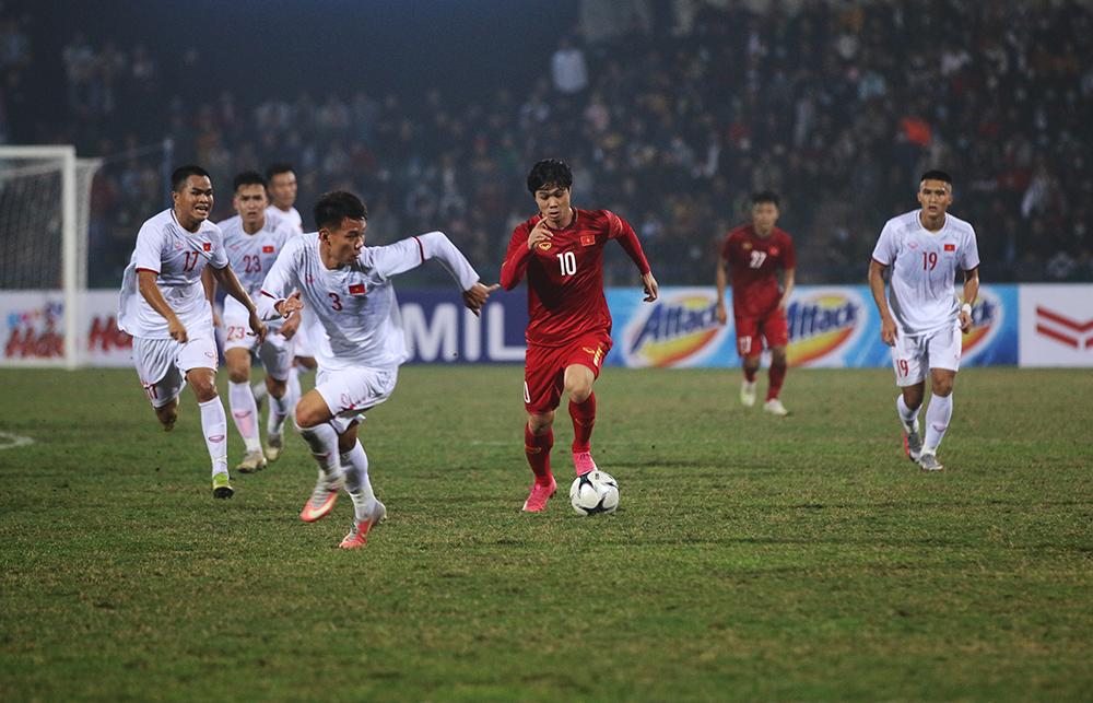 Một pha tranh chấp bóng trong trận giao hữu thứ 2 giữa Đội tuyển Việt Nam (áo đỏ) và Đội tuyển U22 (áo trắng) tại Phú Thọ ngày 27/12/2020. Trận đấu này có kết quả 2-2. 