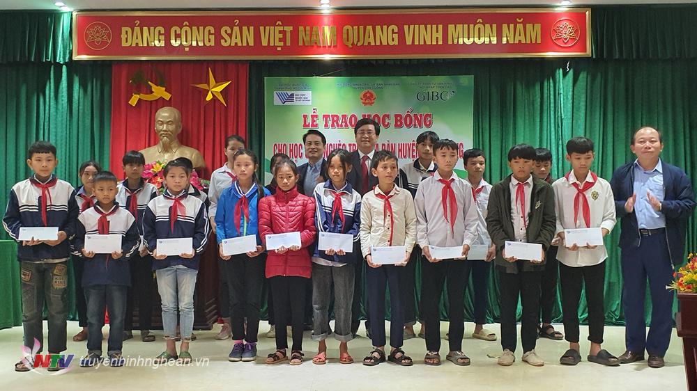 Trao học bổng cho học sinh trên địa bàn huyện Con Cuông.