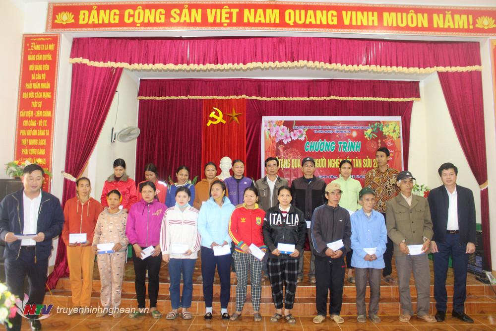 Lãnh đạo huyện Con Cuông cùng đại diện Ban Quản lý 