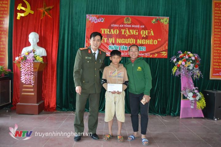 Trao hỗ trợ cho học sinh đơn vị nhận đỡ đầu trên địa bàn huyện