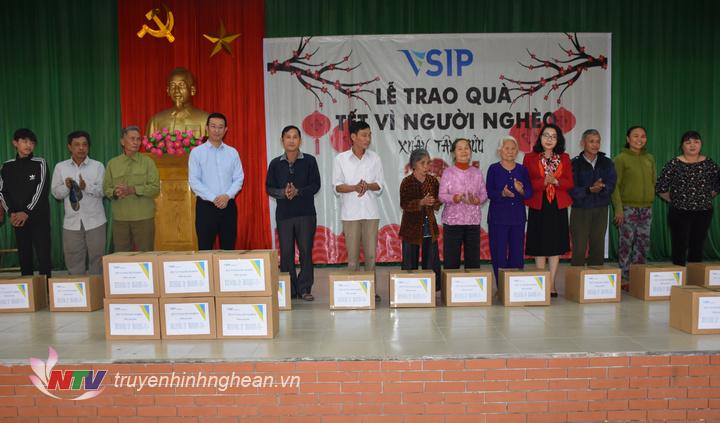 Đại diện Công ty VSIP cùng lãnh đạo huyện Hưng Nguyên trao quà Tết cho các hộ nghèo trên địa bàn.
