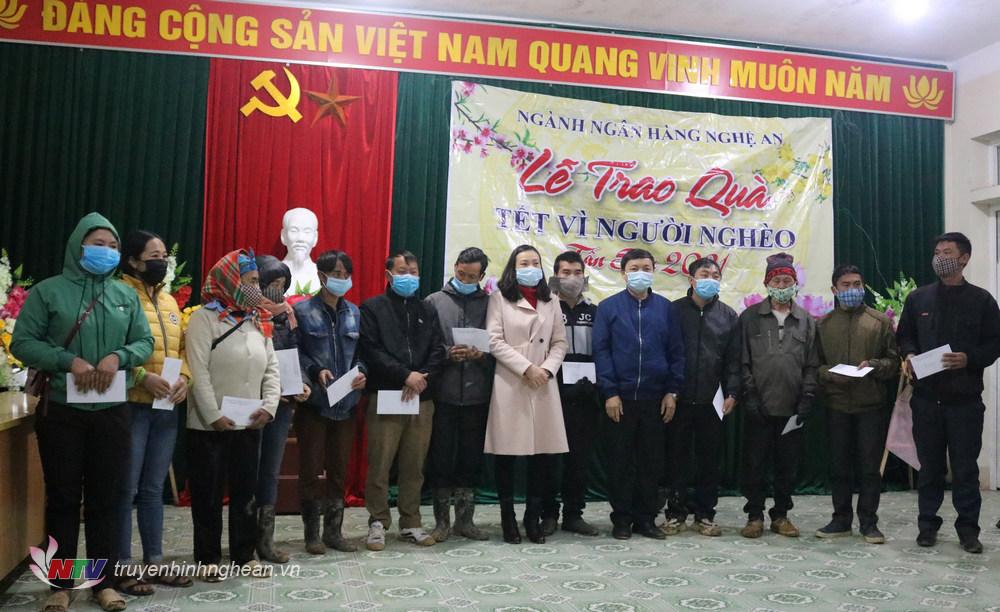 trao cho các hộ nghèo trên địa bàn xã vùng cao Phà Đánh, Kỳ Sơn