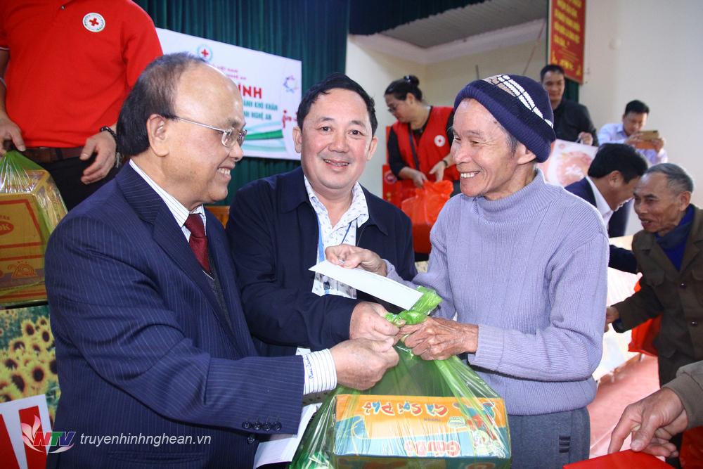 Ông  Nguyễn Thế Trung – Nguyên UVTW Đảng, nguyên Phó ban thường trực Ban dân vận Trung ương cùng đại diện Hội chữ thập đỏ Việt Nam và Hội chữ thập đỏ thành phố Hà Nội trao quà tết cho gia đình chính sách