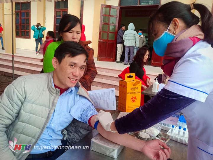 Các tình nguyện viên tham gia khám sàng lọc trước khi hiến máu.
