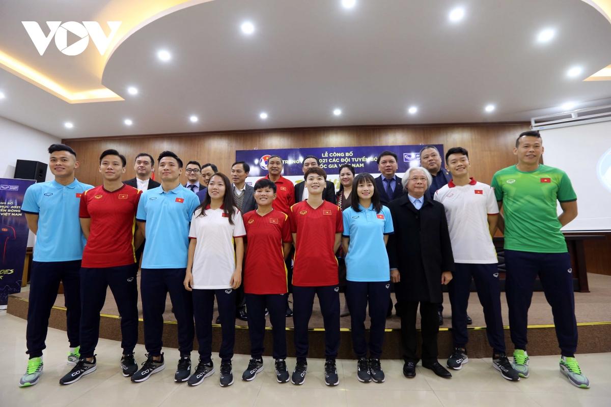 Các cầu thủ của ĐT nam Việt Nam và ĐT nữ Việt Nam trong trang phục thi đấu mới năm 2021.