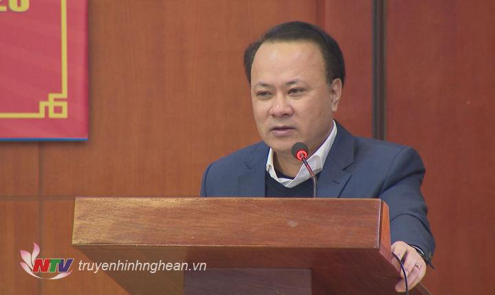 Bí thư Đảng uỷ Khối CCQ tỉnh Nguyễn Nam Đình phát biểu tại hội nghị.