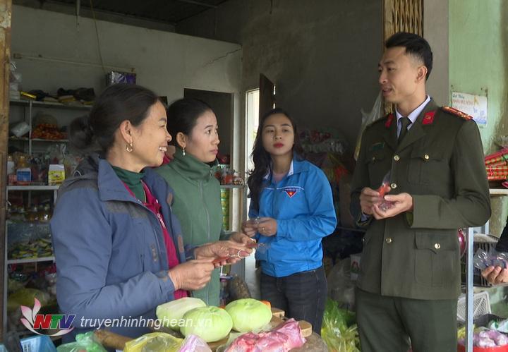 Đoàn thanh niên Công an thị xã Thái Hòa phối hợp với các Đoàn thị, xã trên địa bàn phát miễn phí móc khóa đến tay người dân.