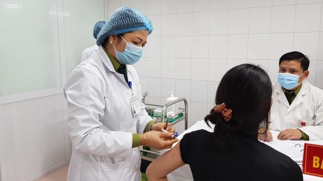 Một trong những tình nguyện viên được tiêm thử nghiệm vaccine phòng COVID-19 của Việt Nam.