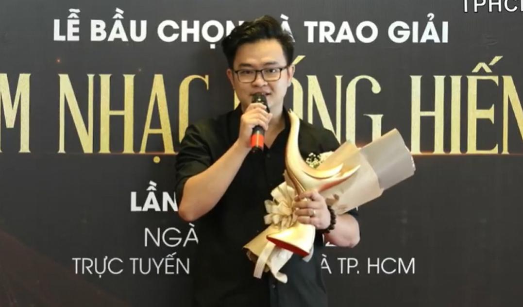 Nhạc sĩ Nguyễn Minh Cường thay mặt Hoài Lâm nhận giải Bài hát của năm.