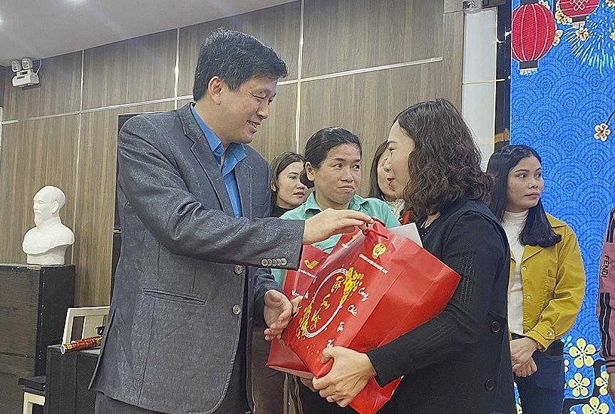 Chủ tịch LĐLĐ tỉnh Kha Văn Tám trao quà cho người lao động trong chương trình Tết sum vầy do Liên đoàn Lao động tỉnh phối hợp với Liên đoàn Lao động thị xã Cửa Lò tổ chức.
