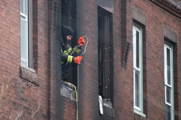 Lửa phát cháy từ tầng 2 tòa nhà. Nguồn: Joe lamberti / USA today.