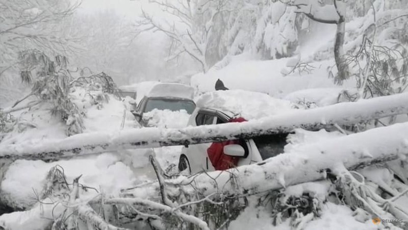 Xe du khách chết máy nối đuôi nhau vì tuyết rơi nặng ở thị trấn Murree hôm 8-1. Ảnh: REUTERS