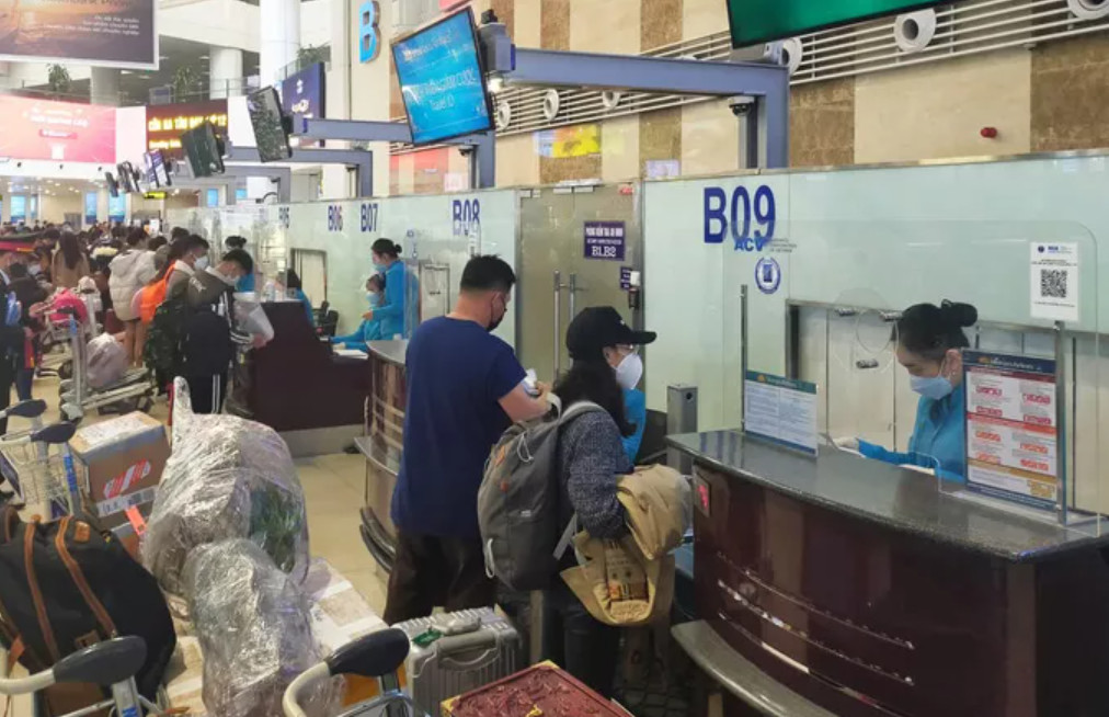 Nhu cầu đi lại dịp Tết tăng cao. Trong ảnh: Hành khách làm thủ tục tại sân bay Nội Bài. 