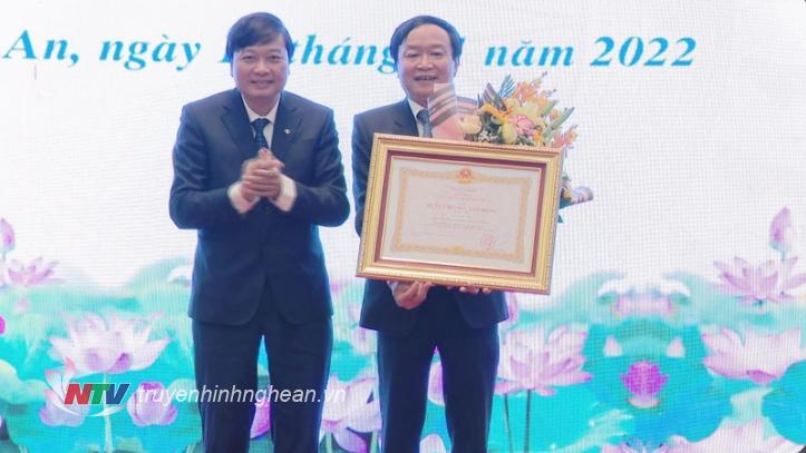 Thừa ủy quyền, đồng chí Lê Hồng Vinh - Phó Chủ tịch Thường trực UBND tỉnh trao Huân chương Lao động hạng Nhì cho đồng chí Thái Khắc Thư. 