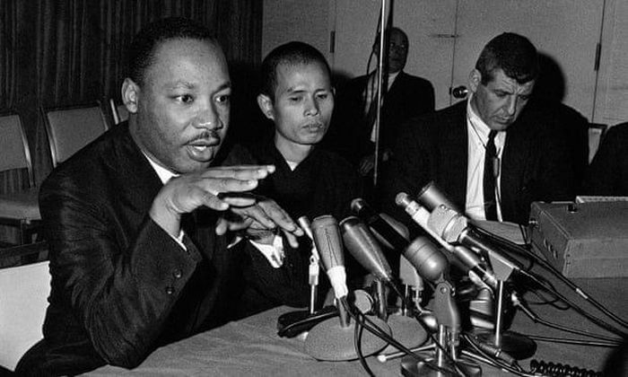 Thiền sư Thích Nhất Hạnh cùng nhà hoạt động nhân quyền người Mỹ Martin Luther King trong một buổi họp báo tại Chicago, Mỹ năm 1966. Ảnh: AP.