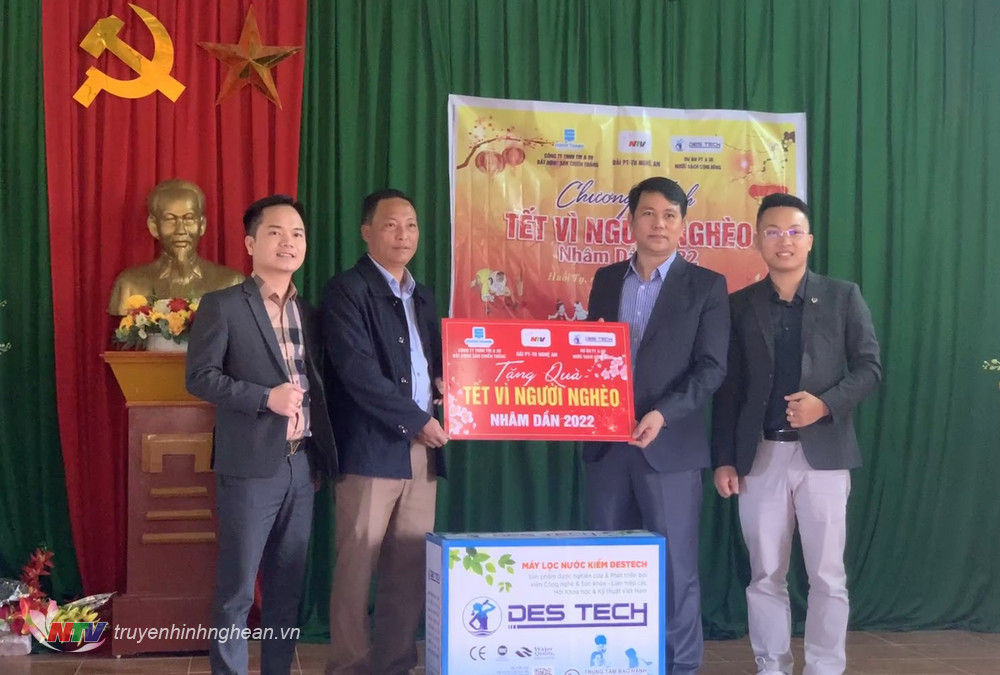 Lãnh đạo Đài PT-TH Nghệ An trao quà Tết vì người nghèo cho các hoàn cảnh khó khăn ở xã Huồi Tụ.