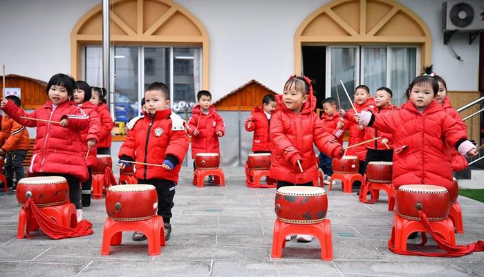 Các em nhỏ biểu diễn đánh trống chào đón Năm mới tại Quý châu, Trung Quốc. (Ảnh: THX/TTXVN)