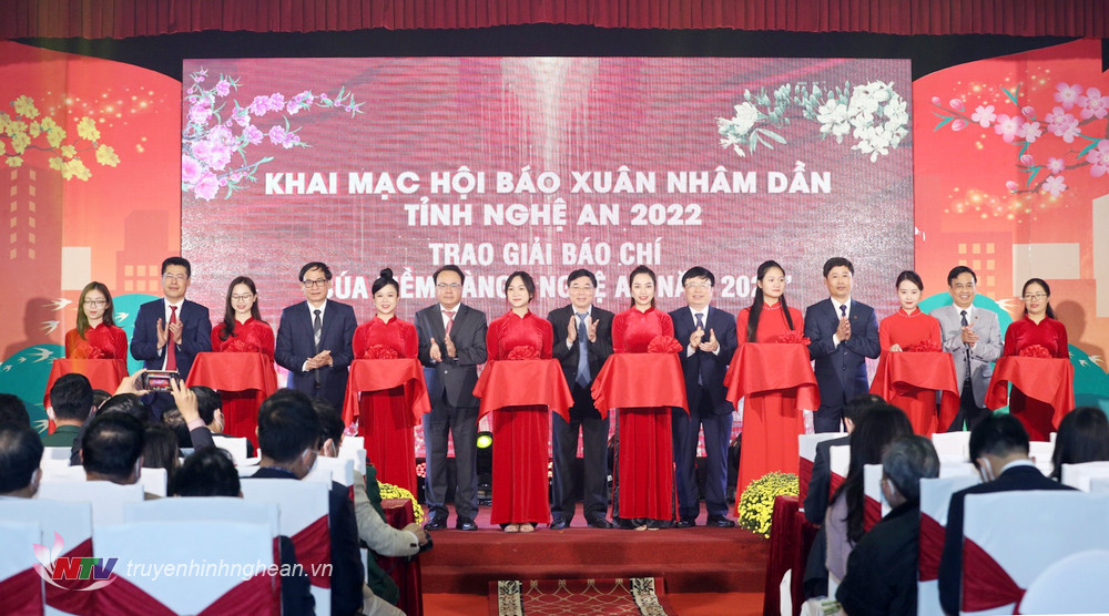 Các đại biểu cắt băng khai Hội báo Xuân Nhâm Dần 2022.