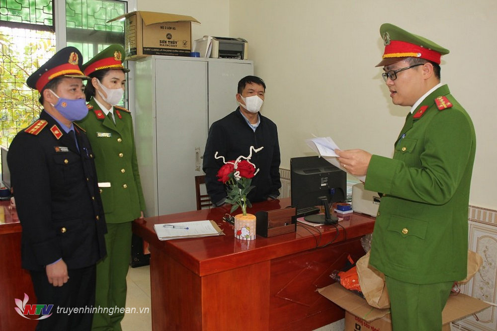 Cơ quan chức năng tiến hành tống đạt quyết định khởi tố bị can đối với Lê Văn Bình 
