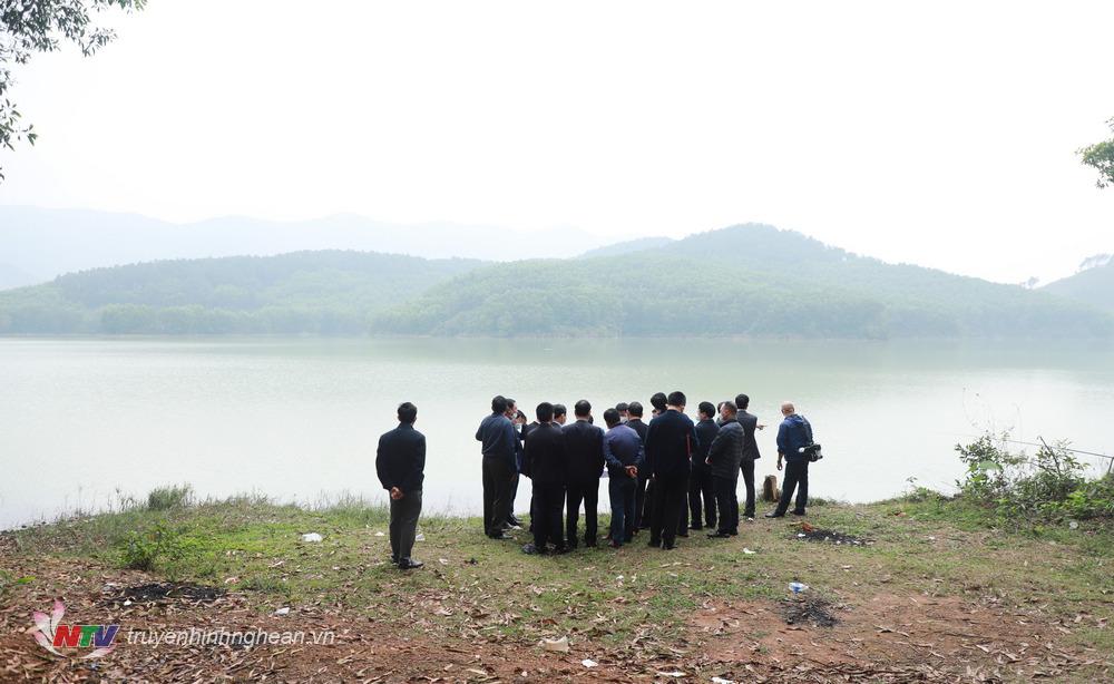 Đoàn khảo sát tiềm năng thu hút đầu tư vào khu vực hồ Xuân Dương, xã Diễn Phú (Diễn Châu).