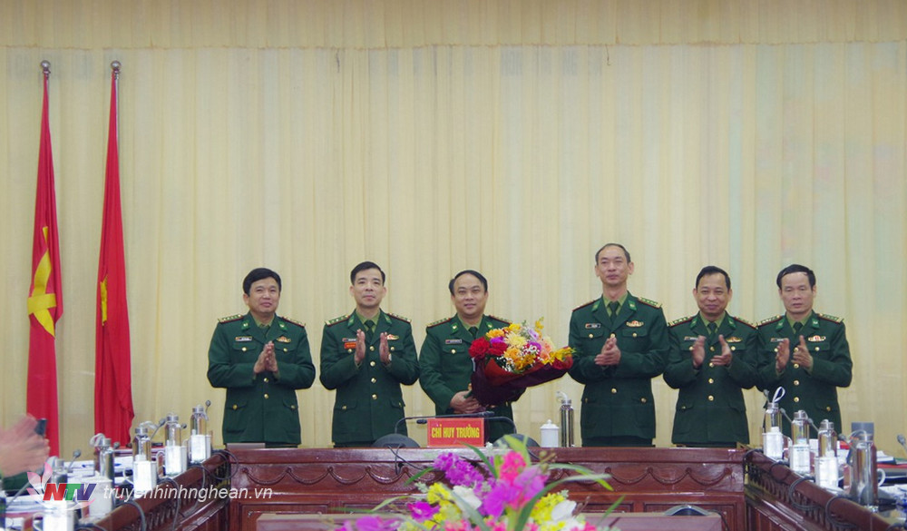 Đảng ủy, Bộ Chỉ huy BĐBP tỉnh tặng hoa chúc mừng Đại tá Nguyễn Công Lực được Ban Bí thư chỉ định tham gia Ban chấp hành Đảng bộ tỉnh Nghệ An nhiệm kỳ 2020-2025.
