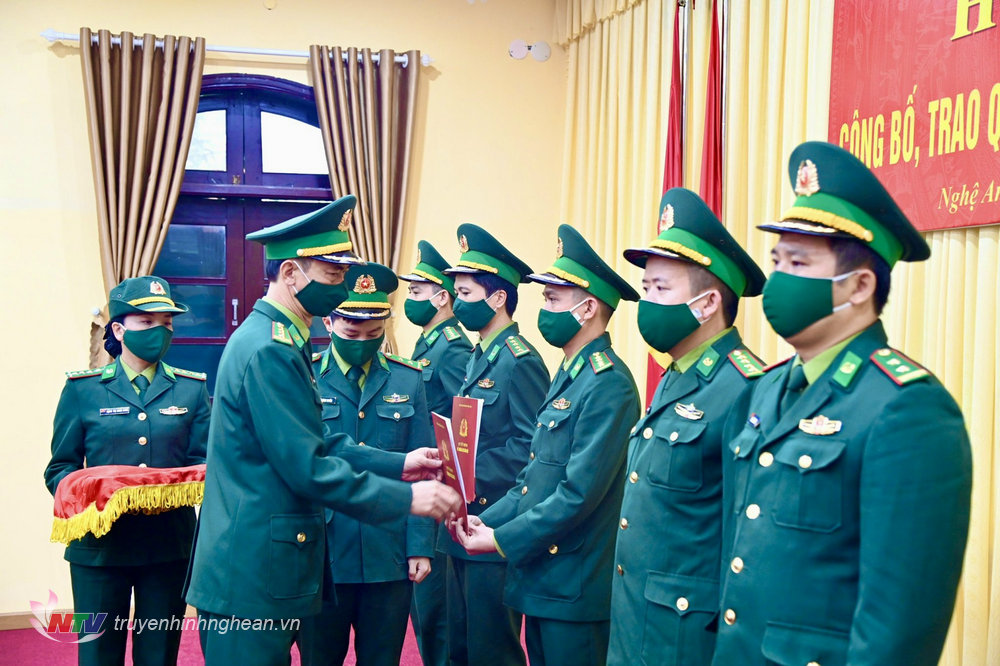BĐBP Nghệ An trao quyết định bổ nhiệm điều động 22 cán bộ