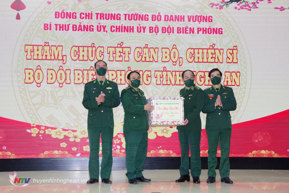 Trung tướng Đỗ Danh Vượng, Bí thư Đảng ủy, Chính ủy BĐBP tặng quà chúc Tết cán bộ, chiến sĩ BĐBP Nghệ An