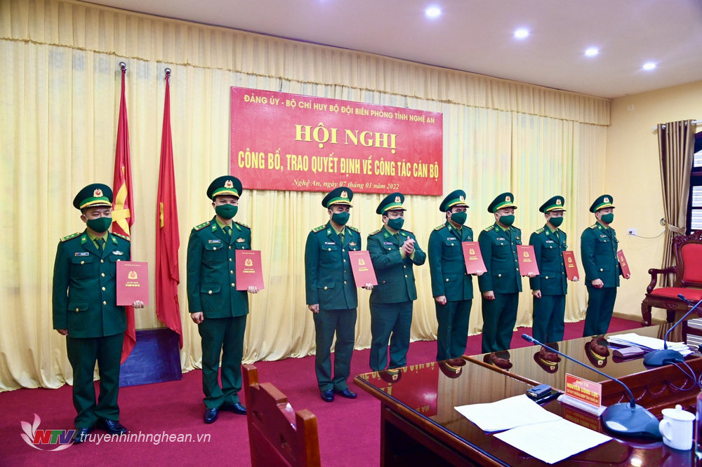 Đại tá Nguyễn Công Lực, Chỉ huy trưởng BĐBP Nghệ An trao quyết định và giao nhiệm vụ cho các cán bộ được bổ nhiệm, điều động.