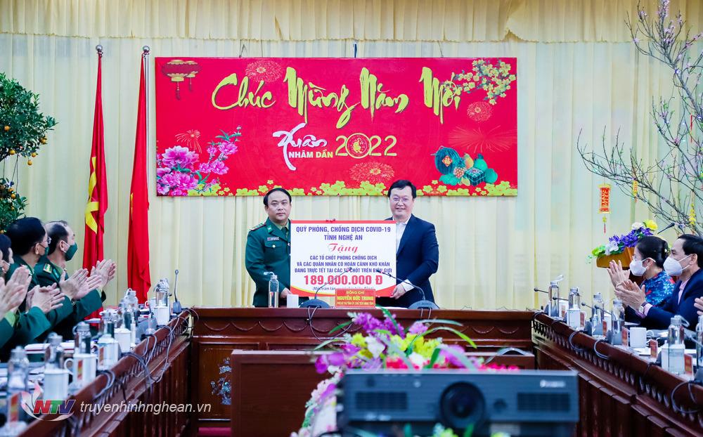 Chủ tịch UBND tỉnh Nguyễn Đức Trung trao tặng quà cho các tổ, chốt và các quân nhân có hoàn cảnh khó khăn đang tham gia làm nhiệm vụ trên tuyến biên giới. 