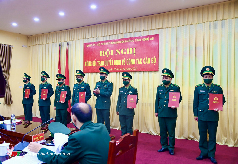 Đại tá Hồ Quyết Thắng, Phó Chỉ huy, Tham mưu trưởng BĐBP Nghệ An trao quyết định cho các cán bộ được bổ nhiệm, điều động.