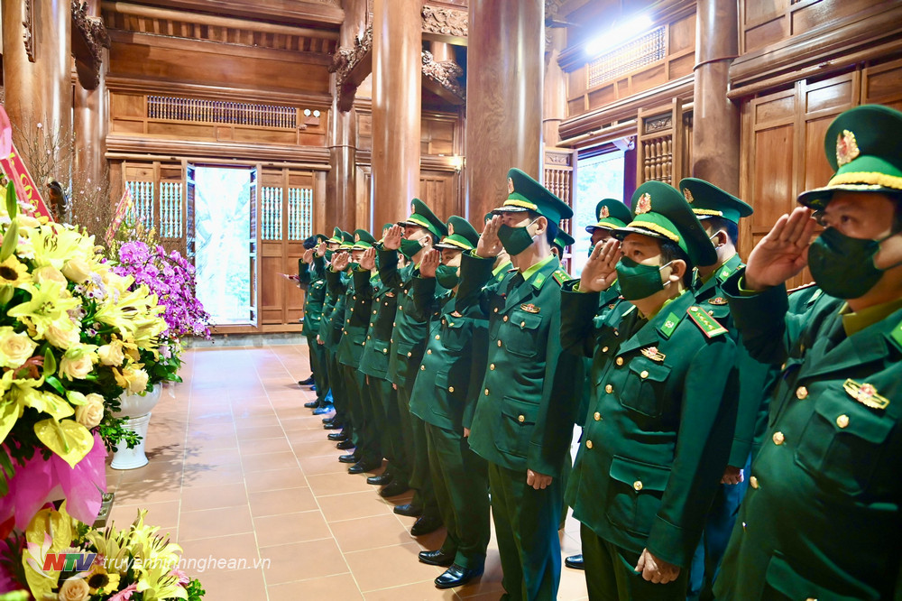 Đại tá Lê Như Cương, Bí thư Đảng ủy, Chính ủy BĐBP tỉnh dâng hương tưởng niệm Chủ tịch Hồ Chí Minh