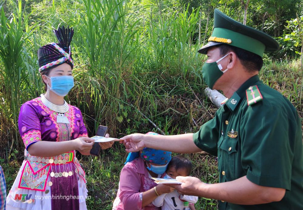 Cán bộ, chiến sỹ BĐBP Nghệ An tuyên truyền phổ biến pháp luật bằng hình thức phát tờ rơi.