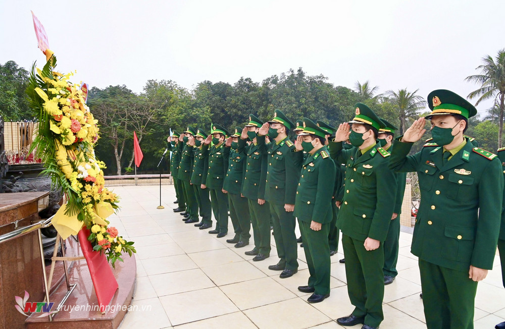 Đại tá Lê Như Cương, Bí thư Đảng ủy, Chính ủy BĐBP tỉnh báo công lên anh linh Bác những thành tích nổi bật CBCS đơn vị đạt được trong năm qua