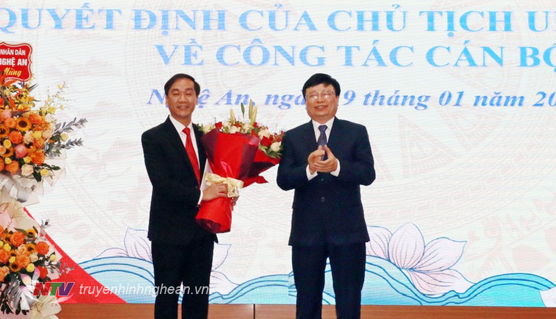 Phó Chủ tịch UBND tỉnh Bùi Đình Long trao Quyết định, tặng hoa chúc mừng tân Hiệu trưởng Đại học Kinh tế Nghệ An.