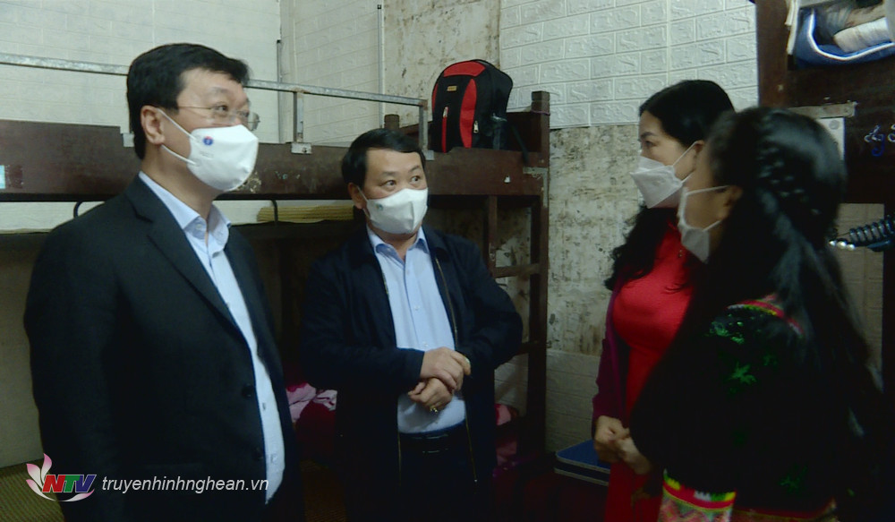 Đồng chí Hầu A Lềnh - Bộ trưởng, Chủ nhiệm Ủy ban Dân tộc và Chủ tịch UBND tỉnh Nghệ An Nguyễn Đức Trung đi thăm kí túc xá của trường.