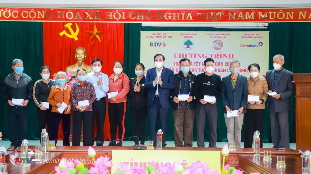 Chủ tịch Hội Người cao tuổi Việt Nam Nguyễn Thanh Bình và Bí thư Tỉnh ủy Thái Thanh Quý trao quà Tết cho hội viên người cao tuổi có hoàn cảnh khó khăn.