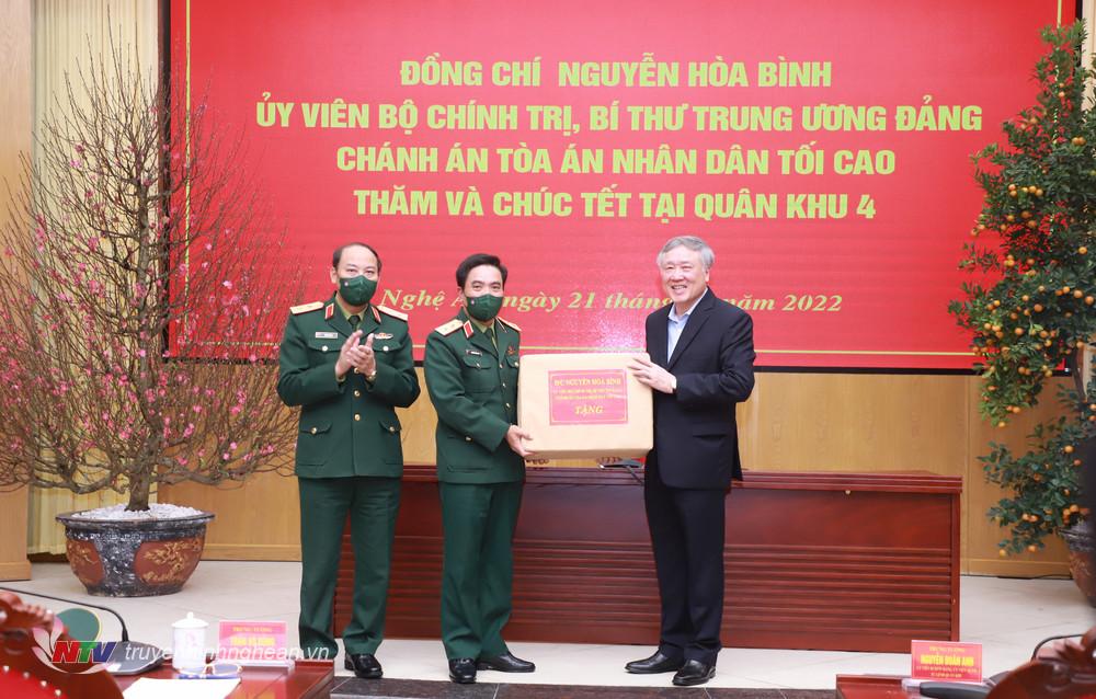 Đồng chí Nguyễn Hòa Bình tặng quà chúc Tết Nguyên đán Nhâm Dần 2022 đến Bộ Tư lệnh Quân khu 4. 
