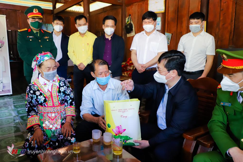 Chủ tịch UBND tỉnh Nguyễn Đức Trung thăm, chúc Tết tại Quế Phong