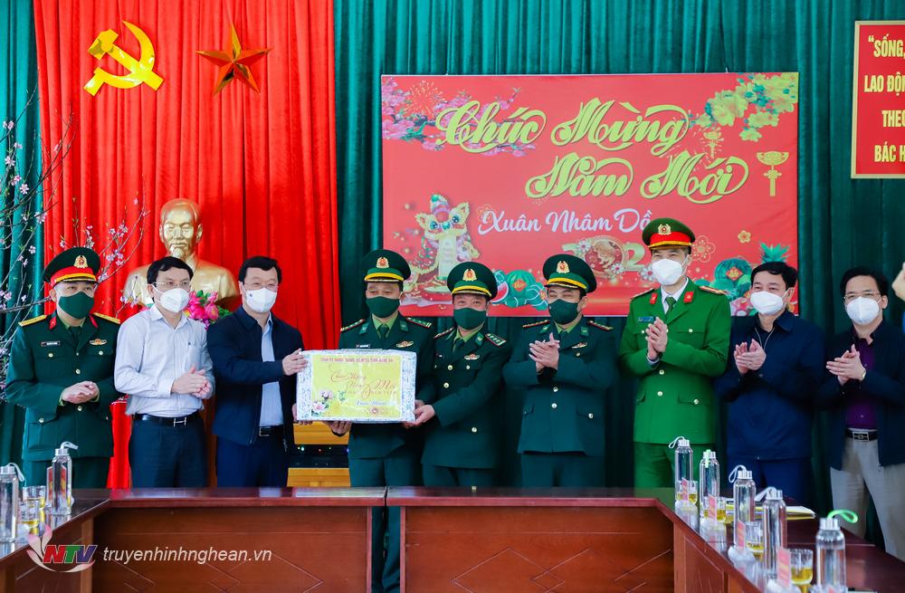 Chủ tịch UBND tỉnh Nguyễn Đức Trung tặng quà Đồn Biên phòng Tri Lễ. Ả