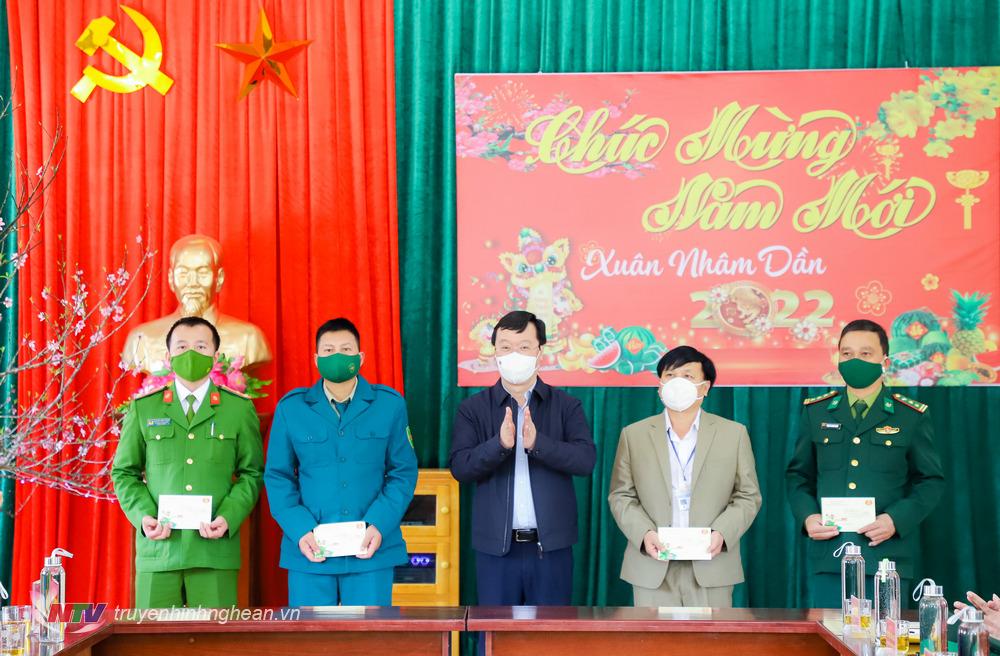 Chủ tịch UBND tỉnh Nguyễn Đức Trung tặng quà xã Tri Lễ, Đồn Biên phòng Tri Lễ, Ban Công an xã, Ban Chỉ huy Quân sự xã Tri Lễ.