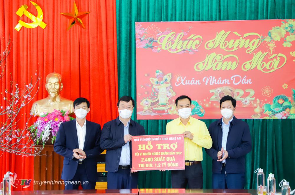 Chủ tịch UBND tỉnh Nguyễn Đức Trung trao 1,2 tỷ đồng từ Quỹ vì người nghèo cho huyện Quế Phong để có điều kiện chăm lo Tết cho người dân.