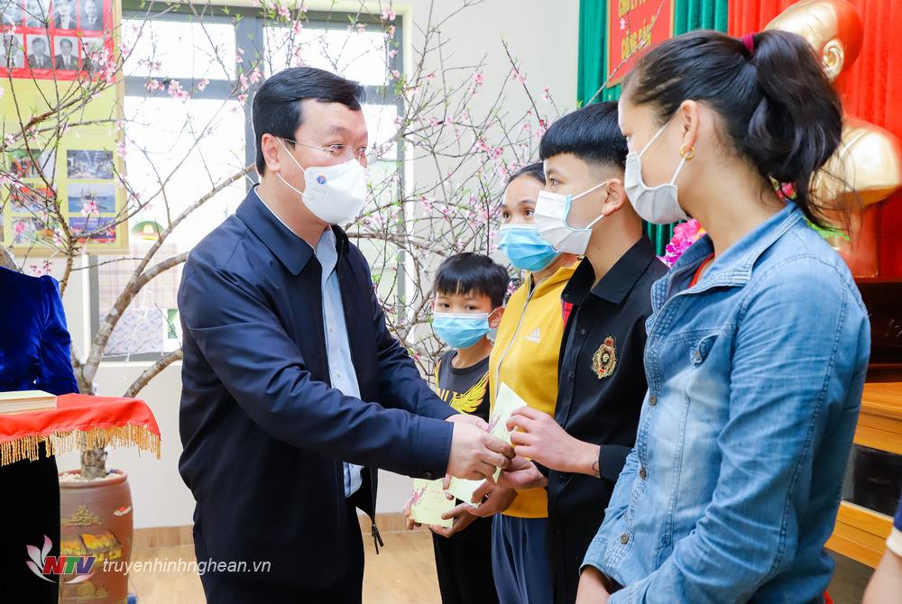 Chủ tịch UBND tỉnh Nguyễn Đức Trung trao quà Tết của Chủ tịch Quốc hội, Bộ trưởng Bộ Kế hoạch và Đầu tư đến người nghèo xã Tri Lễ. 