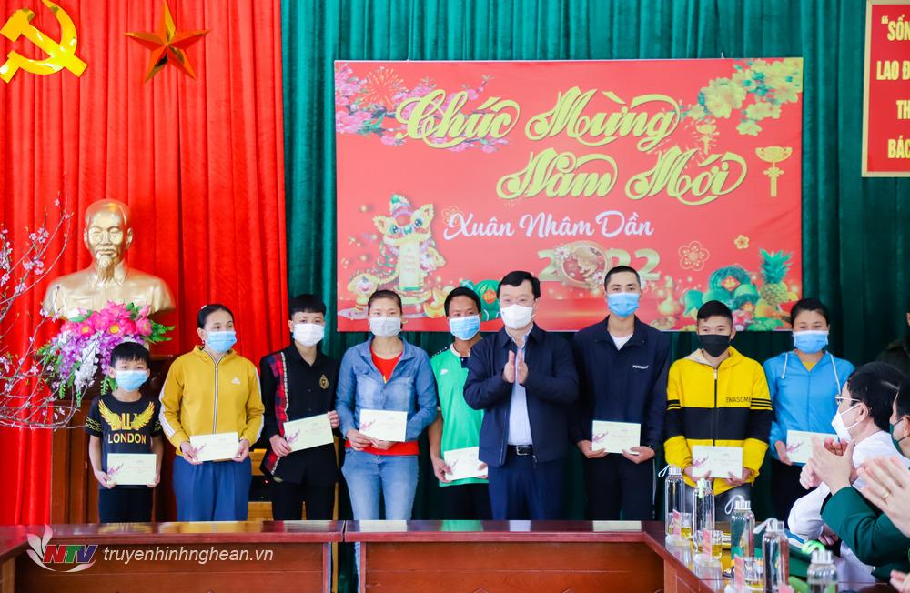 Chủ tịch UBND tỉnh Nguyễn Đức Trung trao quà Tết cho các hộ dân có hoàn cảnh khó khăn trên địa bàn xã Tri Lễ.
