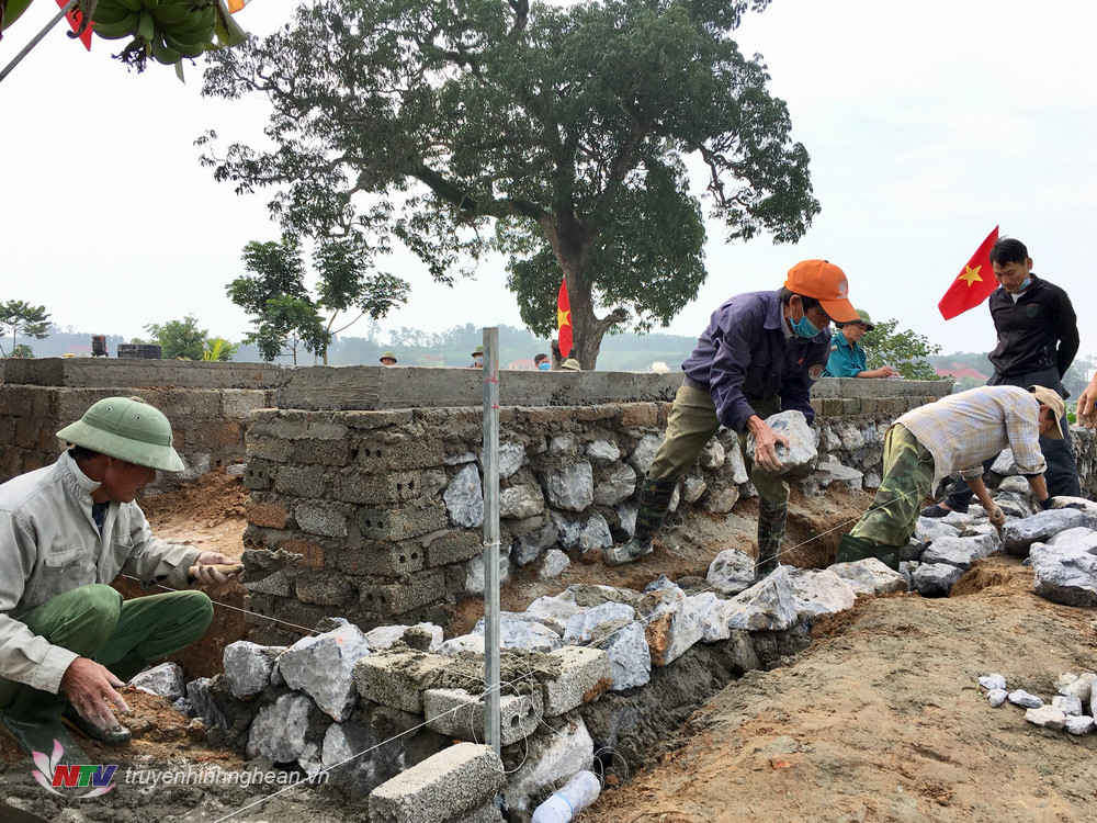 Nhân dân xóm Đông Xuân xã Giang Sơn Đông- Đô Lương tự nguyện lao động xây móng chùa Đồng Xuân