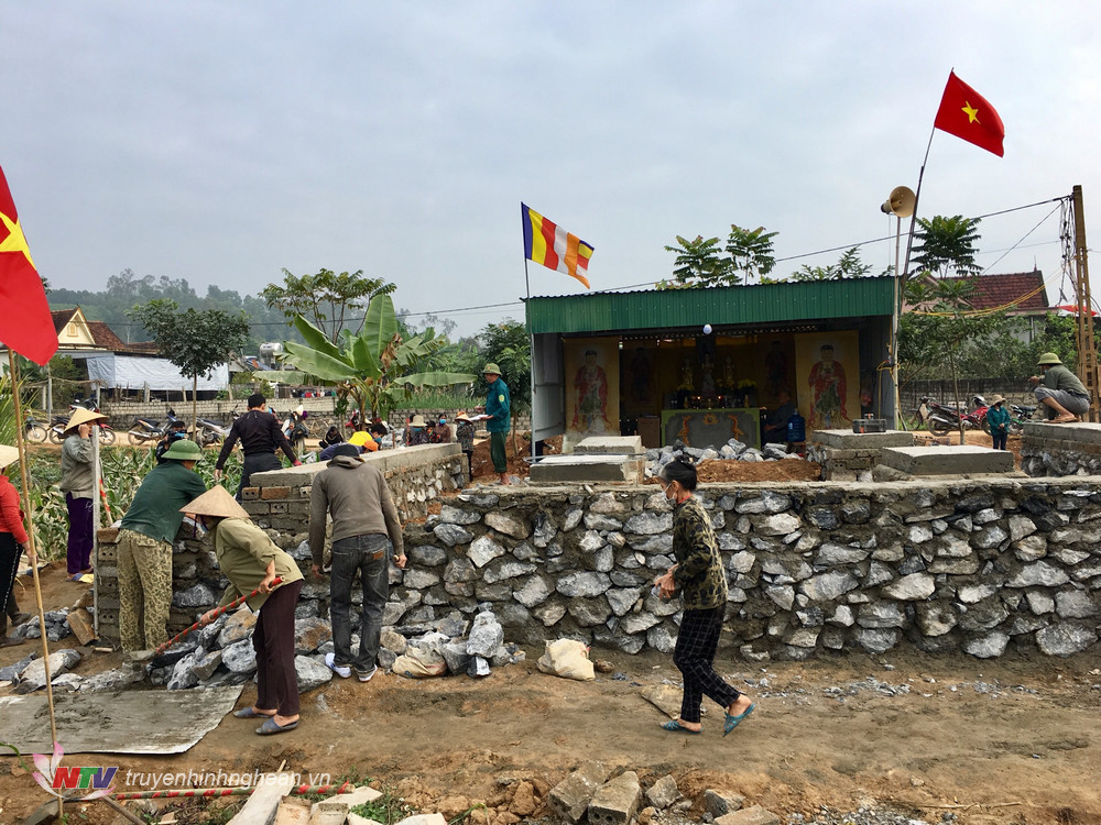 Trung bình mỗi ngày có 50 người đến đóng góp công lao động xây dựng lại chùa Đồng Xuân
